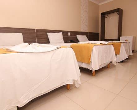 Quarto tripo com camas de solteiro no Hotel Casa Nova Altamira